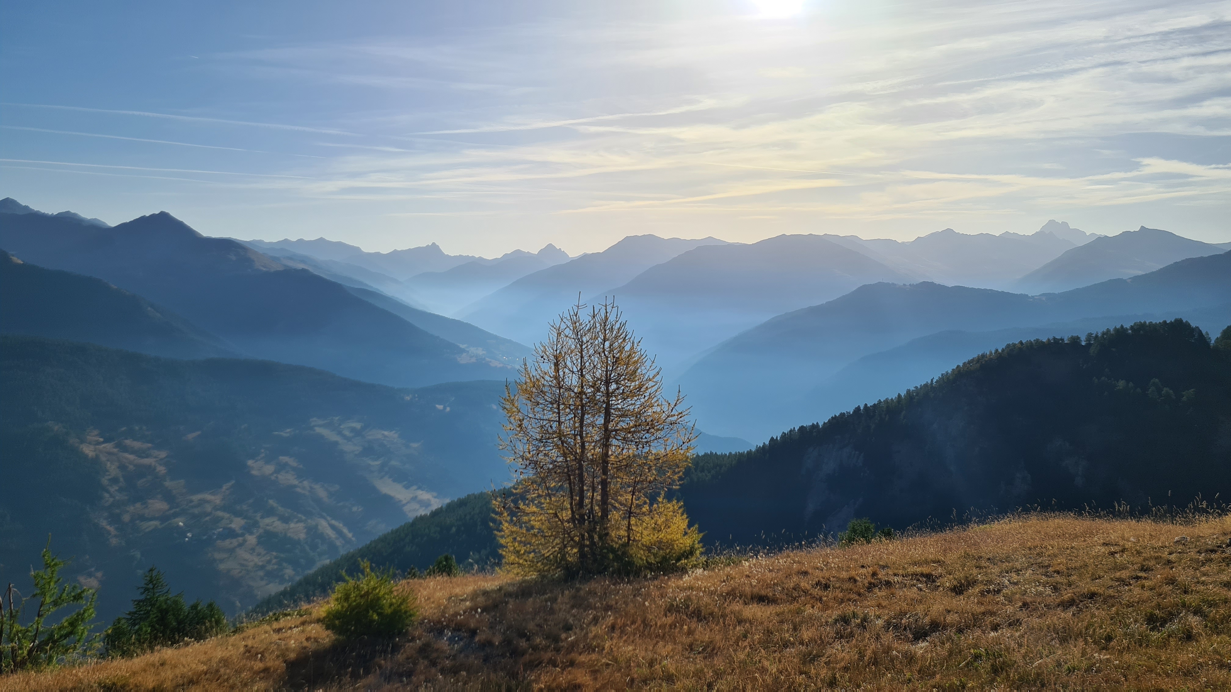 Guide et randonneur au lever du soleil en montagne